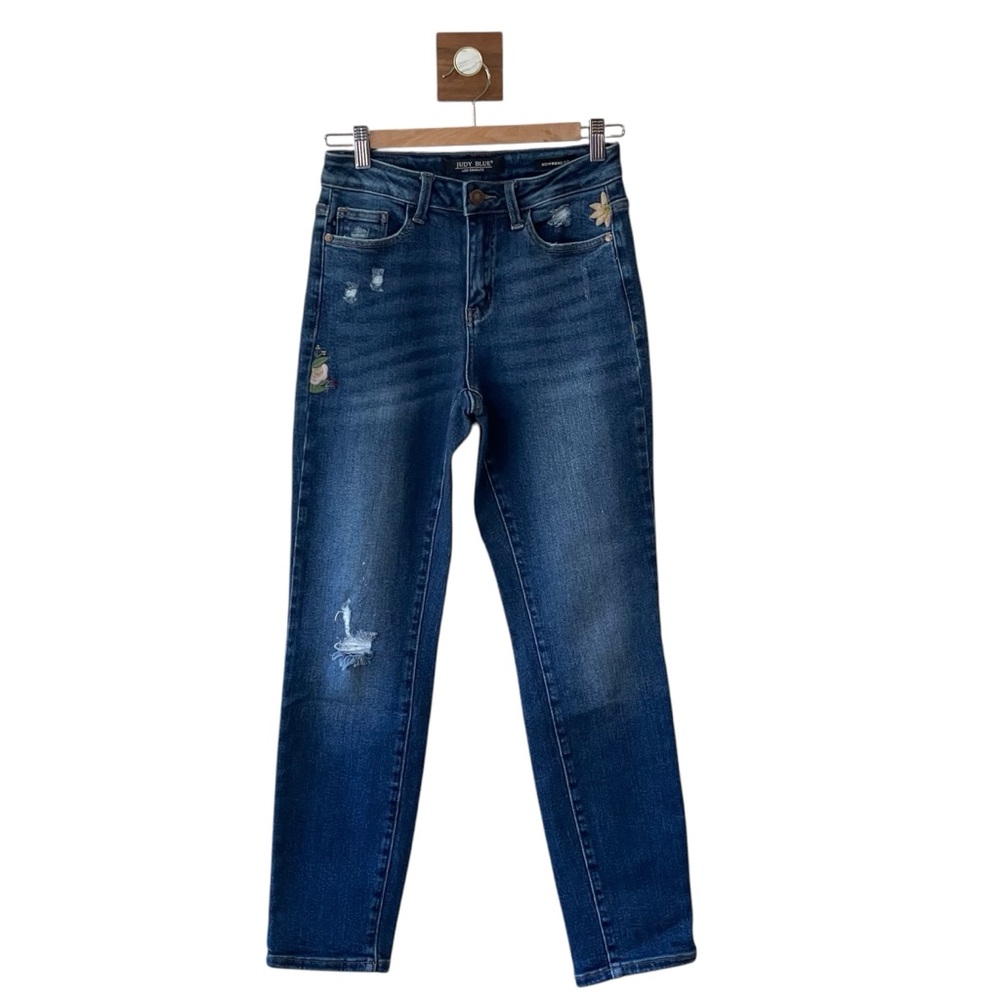 Judy‎ Blue Peek a Bloom Floral Embroidered Boyfriend Jeans